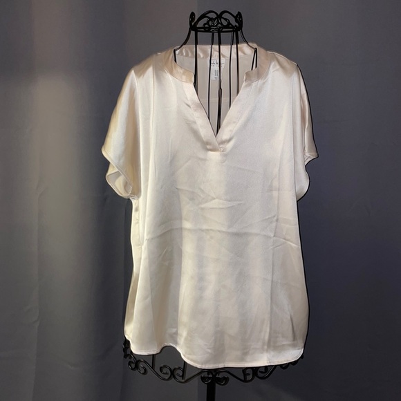 Nicole Miller Tops - NWT. Nicole Miller silky blouse. Size XL